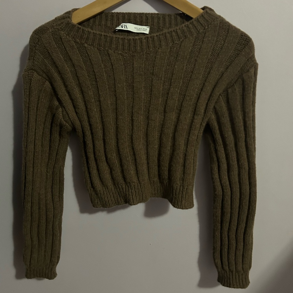 Long sleeve cropped knit sweater